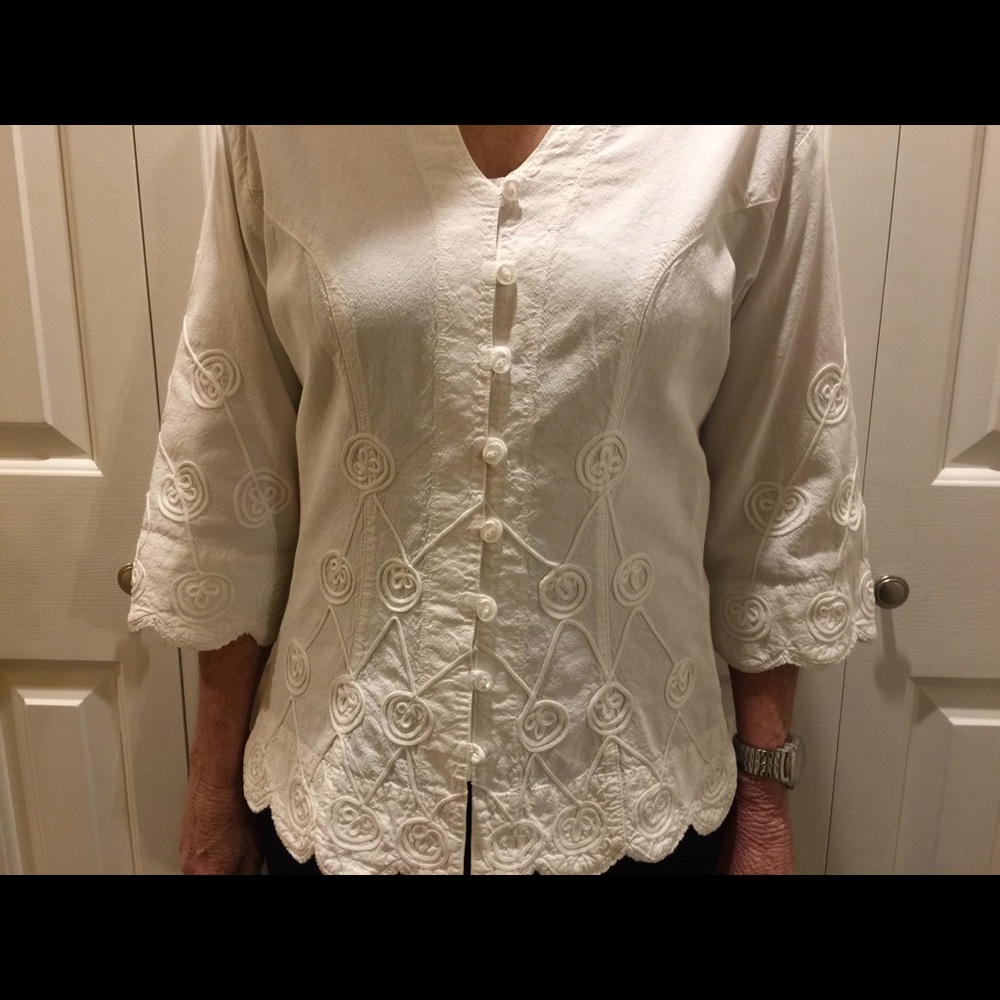 Women’s white button up shirt 3/4 sleeve